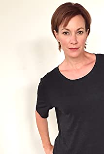How tall is Tanya Franks?